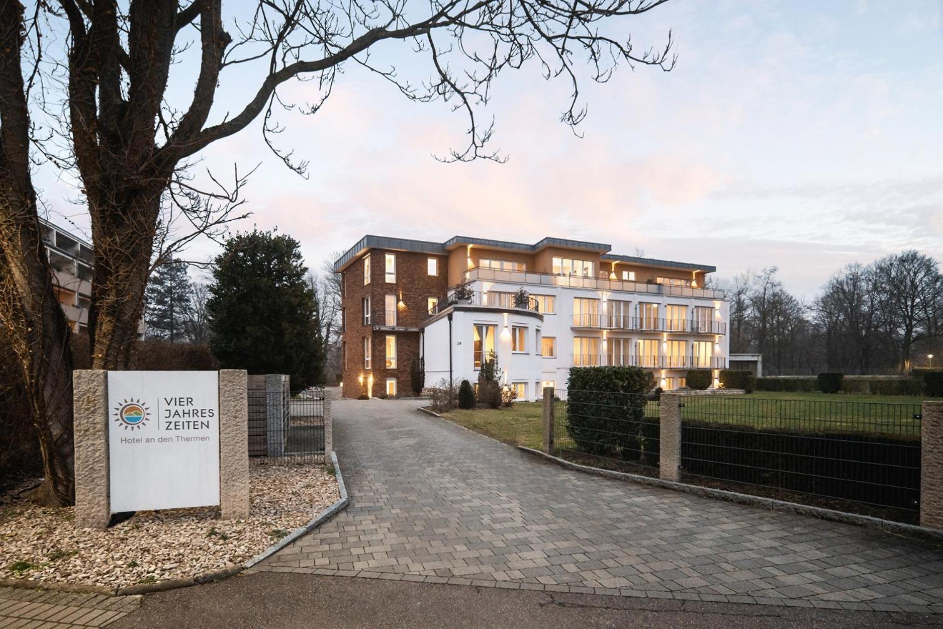 Hotel Vier Jahreszeiten Therme & Kliniken Bad Krozingen Naehe Freiburg & Schwarzwald Ideal Fuer Wellness Kur & Business Ausfluege 24H Check In- Wlan & Parken Gratis エクステリア 写真