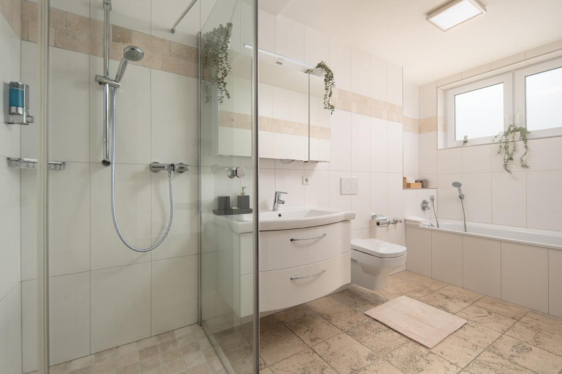 Hotel Vier Jahreszeiten Therme & Kliniken Bad Krozingen Naehe Freiburg & Schwarzwald Ideal Fuer Wellness Kur & Business Ausfluege 24H Check In- Wlan & Parken Gratis エクステリア 写真