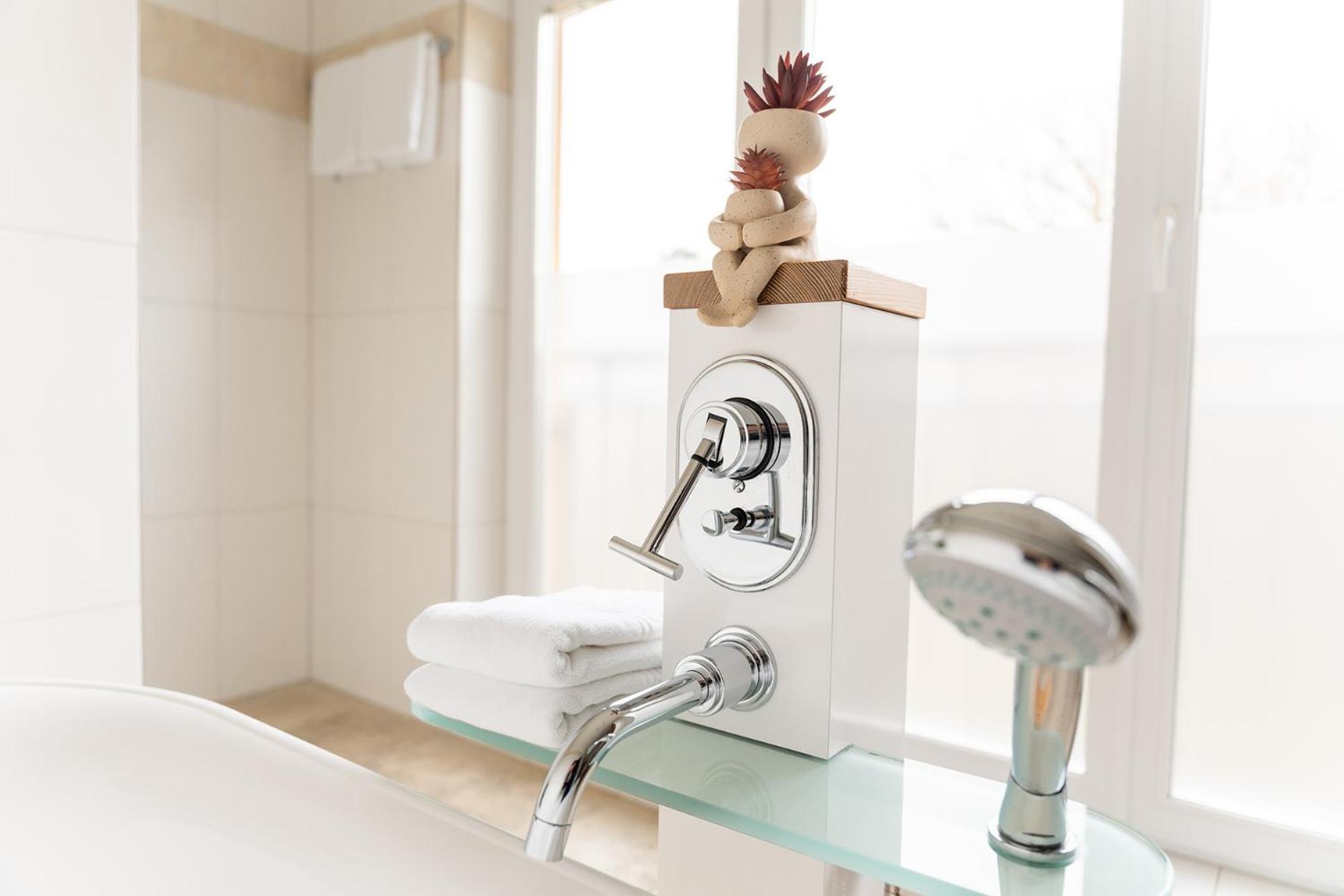Hotel Vier Jahreszeiten Therme & Kliniken Bad Krozingen Naehe Freiburg & Schwarzwald Ideal Fuer Wellness Kur & Business Ausfluege 24H Check In- Wlan & Parken Gratis エクステリア 写真